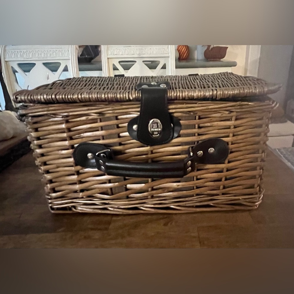 Picnic Time Wicker Picnic Basket